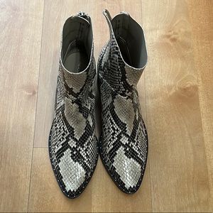 Snakeskin print ankle booties NWOT